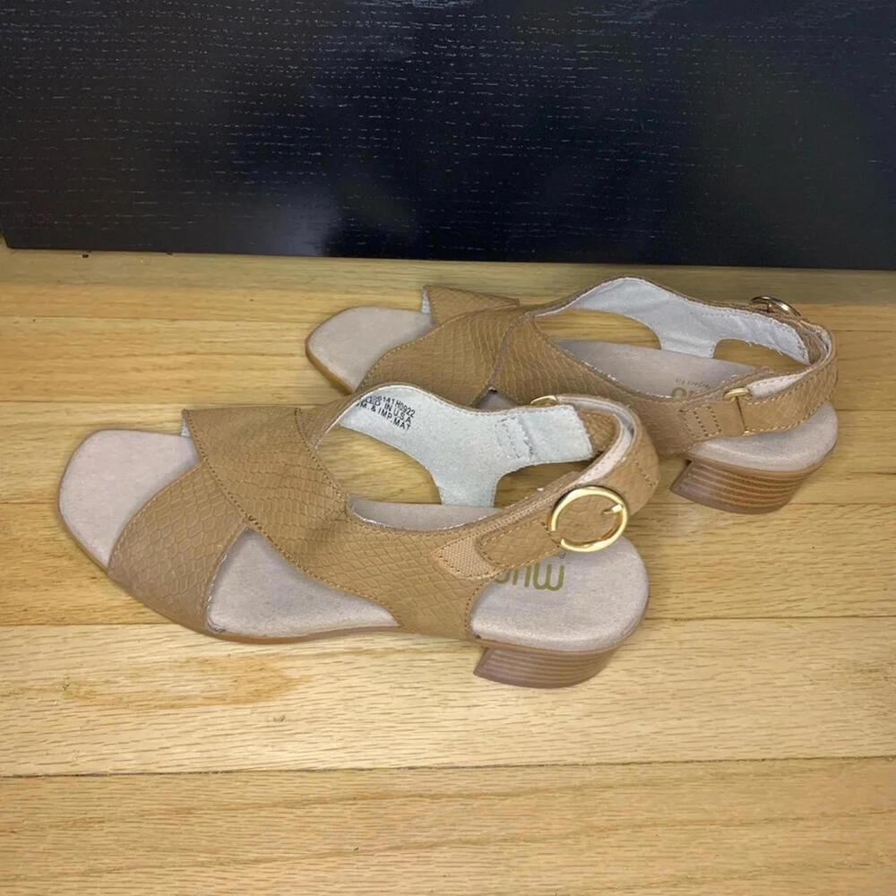 Munro Jenny Sandals in Medium Tan Lizard Nubuck - Size 6